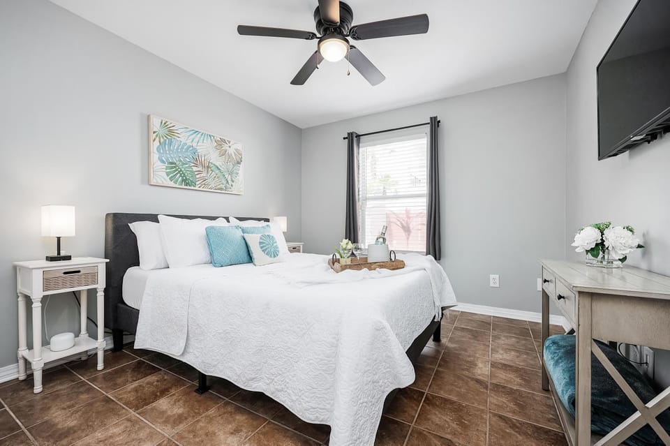 Bed, TV and multimedia, Photo of the whole room, Evening entertainment, Bedroom, fireplace
