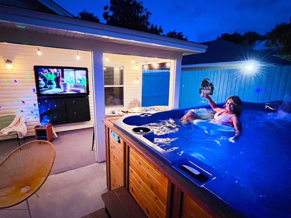 Patio, Hot Tub, Balcony/Terrace, Pool view, Swimming pool, Swimming pool