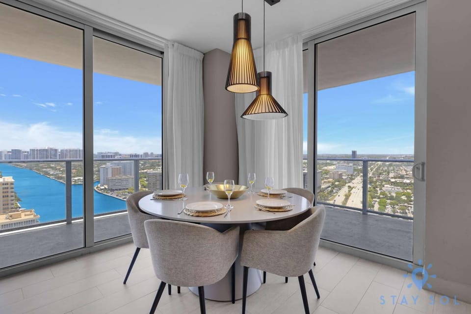 Luxury 3 Br - Corner Balcony - Panoramic View - Pools House in Hollywood Beach