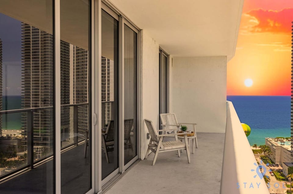 Luxury 3 Br - Corner Balcony - Panoramic View - Pools House in Hollywood Beach
