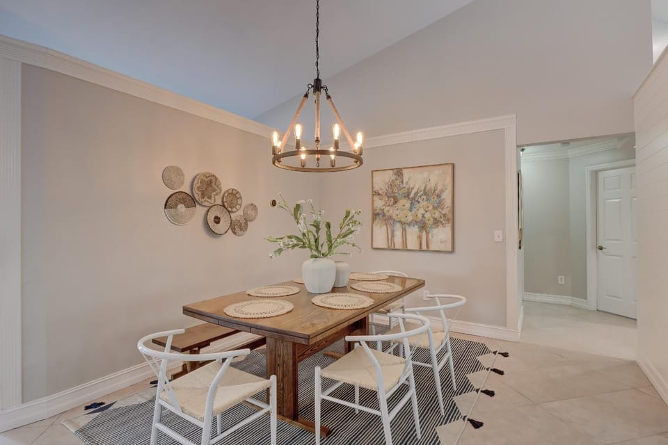 Piccadilly Beach House - Beautiful Updated Home, Private Pool, Minutes from Downtown 5th Ave & Beaches!!! House in Collier County