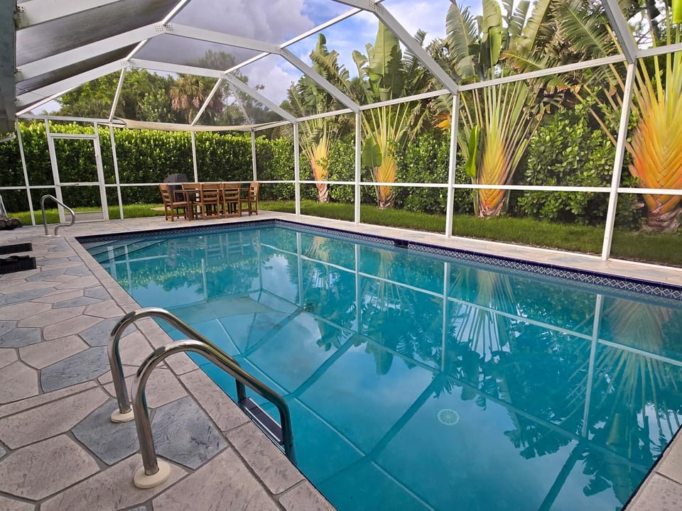 Swimming pool, sunbed