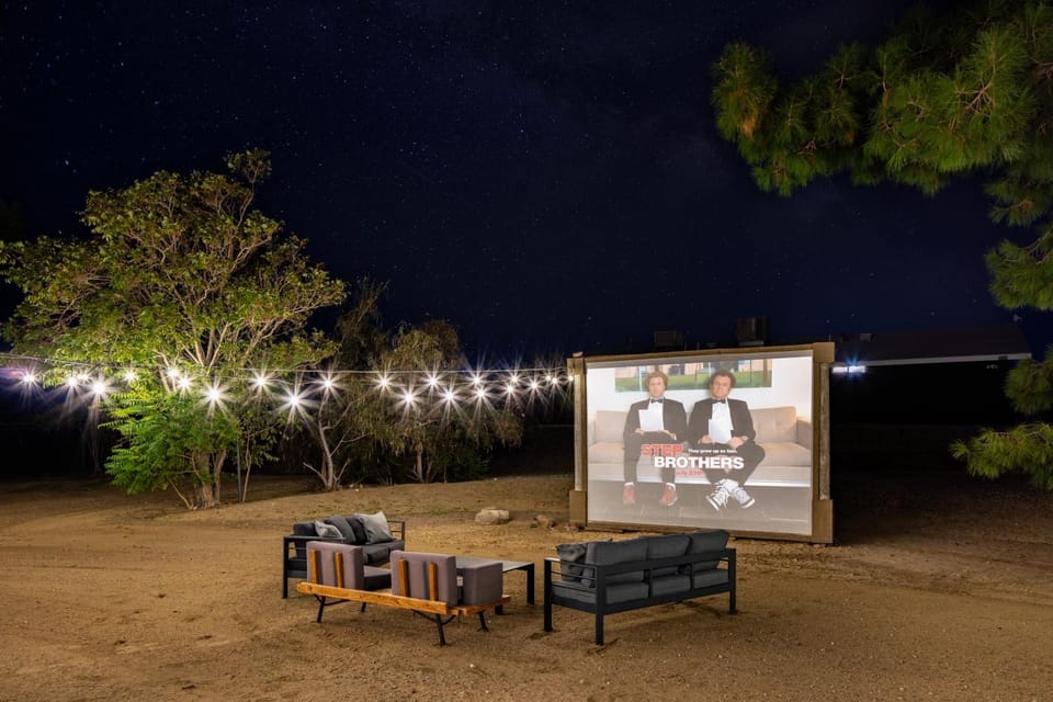 Communal lounge/ TV room, Night, Evening entertainment