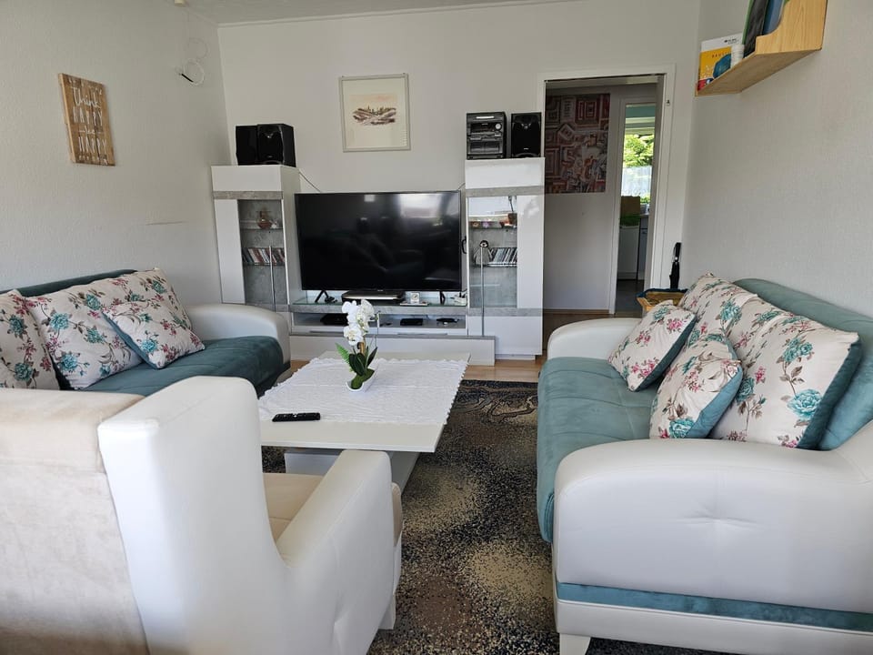Communal lounge/ TV room, TV and multimedia