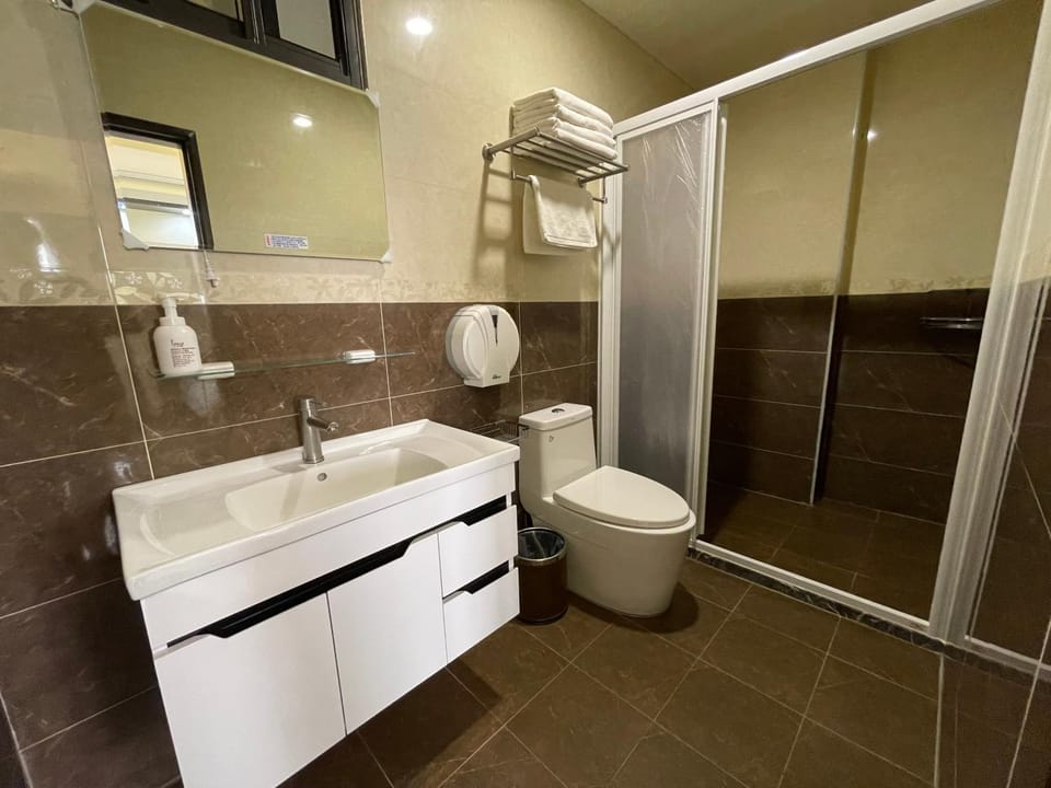 Shower, Toilet, Bathroom, towels