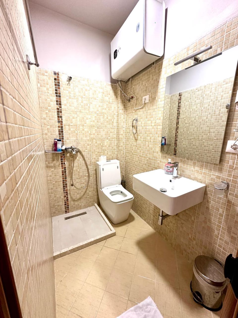 Shower, Toilet, Property building, Bathroom, towels