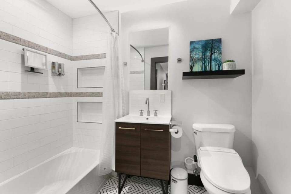 Shower, Toilet, Bathroom, Bath, bidet, towels