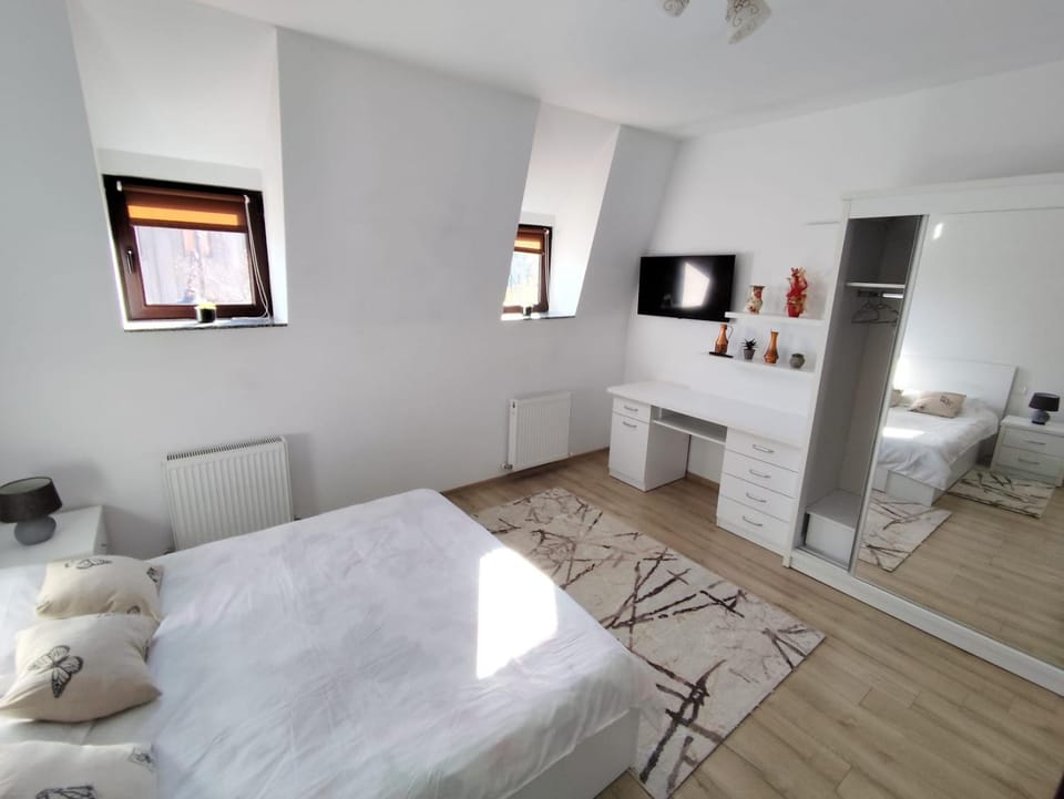 Bed, TV and multimedia, Bedroom, locker