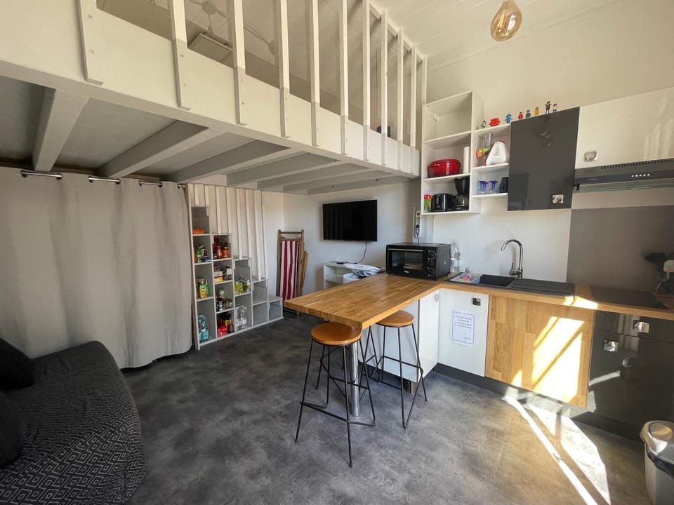 TV and multimedia, Kitchen or kitchenette, Living room, Seating area