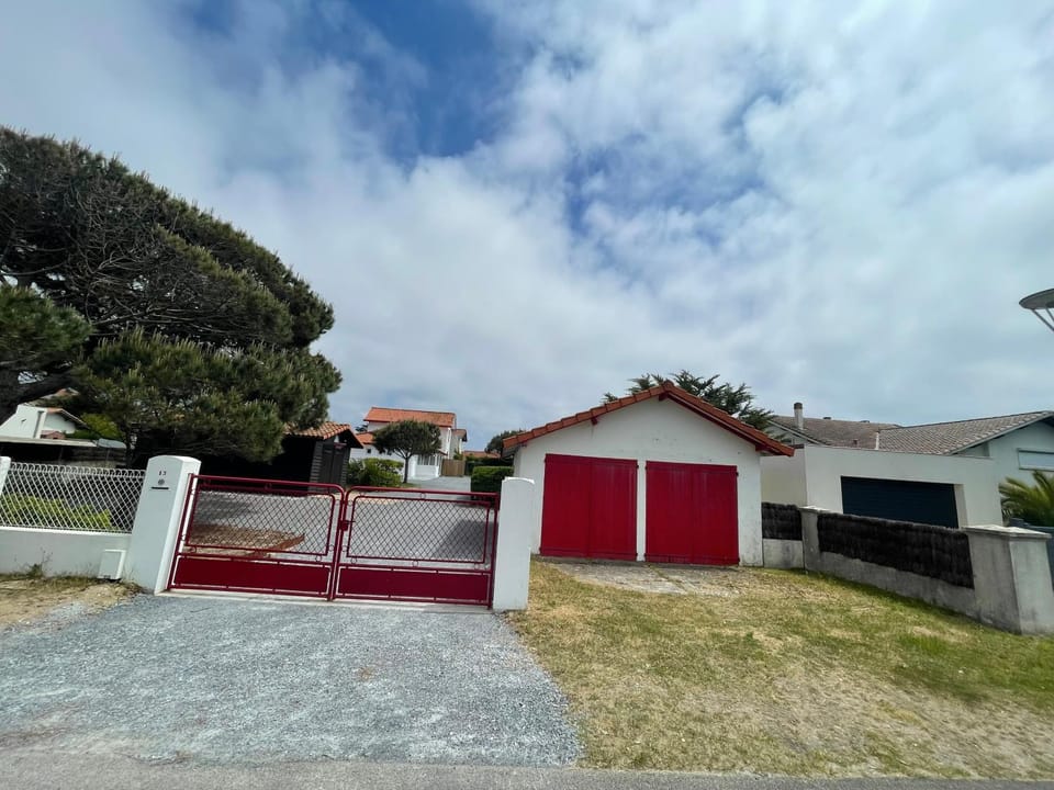 Facade/entrance, Garden, Parking
