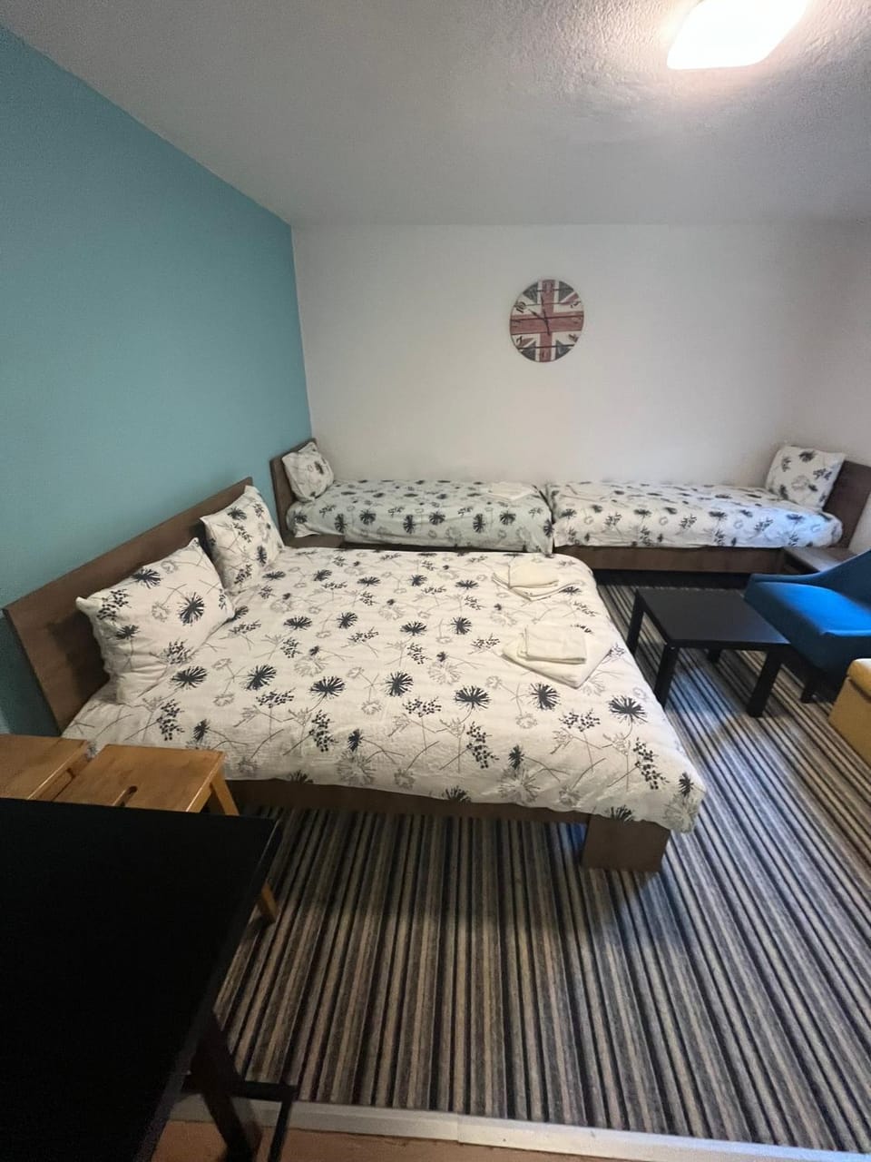 Bed, TV and multimedia, Living room, Photo of the whole room, Seating area, Bedroom, internet