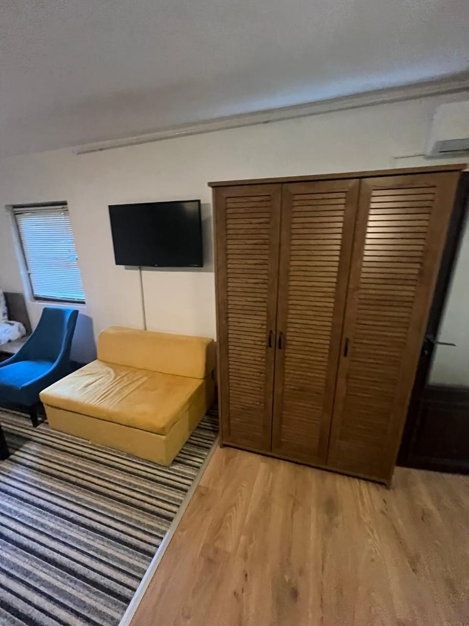 Bed, TV and multimedia, Living room, Photo of the whole room, Seating area, Evening entertainment, Bedroom, wardrobe