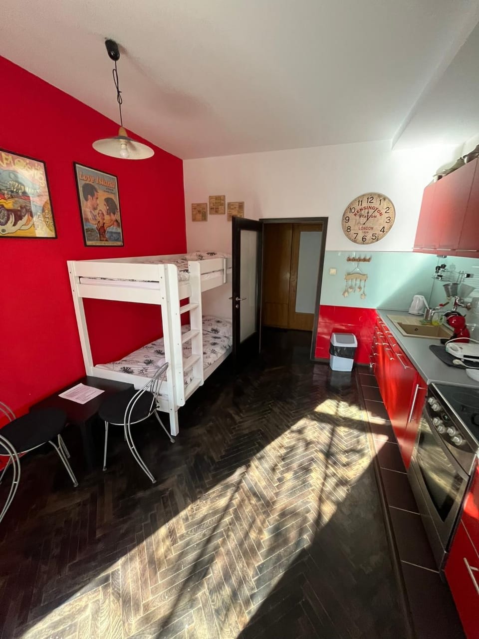 Bed, Kitchen or kitchenette, Photo of the whole room, Seating area, Dining area, Bedroom, oven