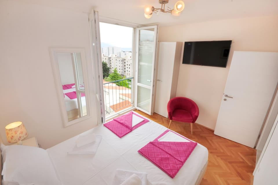 Bed, TV and multimedia, wardrobe