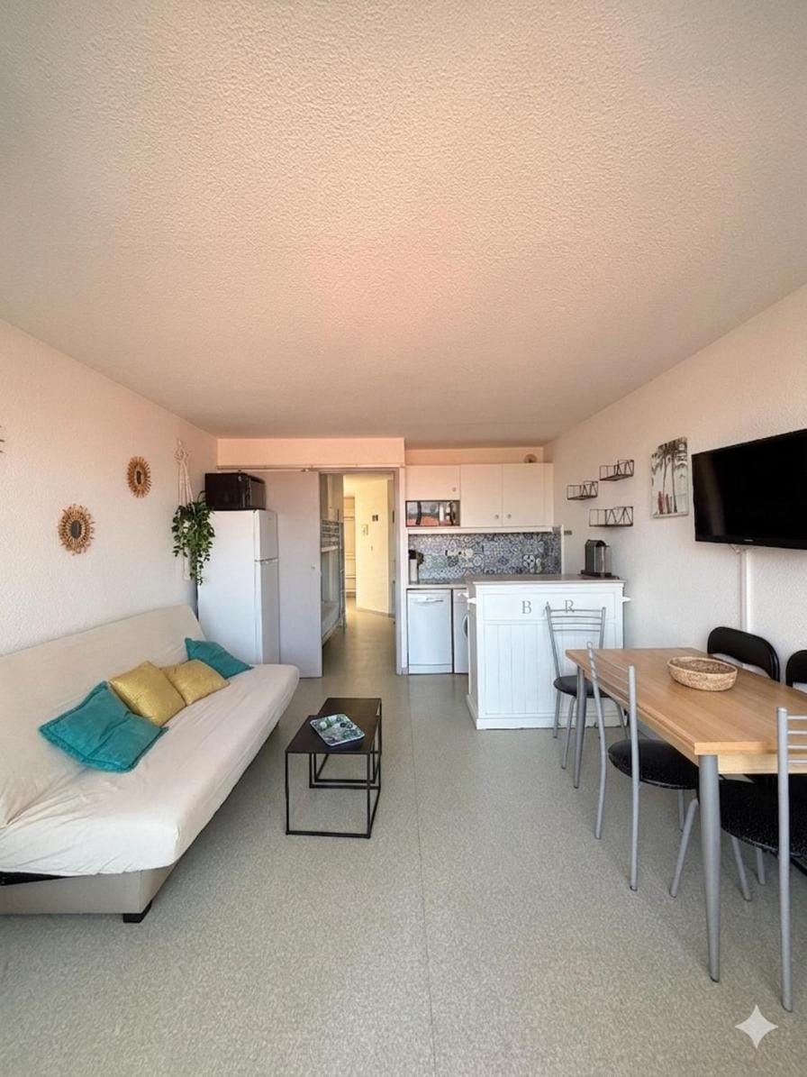 Kitchen or kitchenette, Lounge or bar