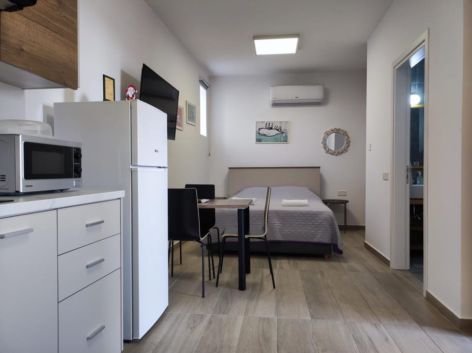 Bed, Kitchen or kitchenette, Dining area