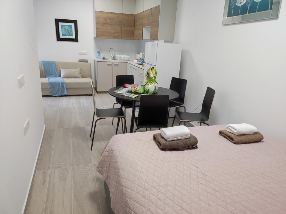 Bed, Kitchen or kitchenette, Seating area, Dining area