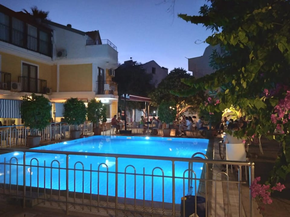 Restaurant/places to eat, Night, Pool view