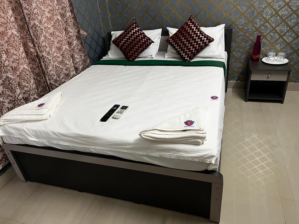 Bed, Bedroom, towels