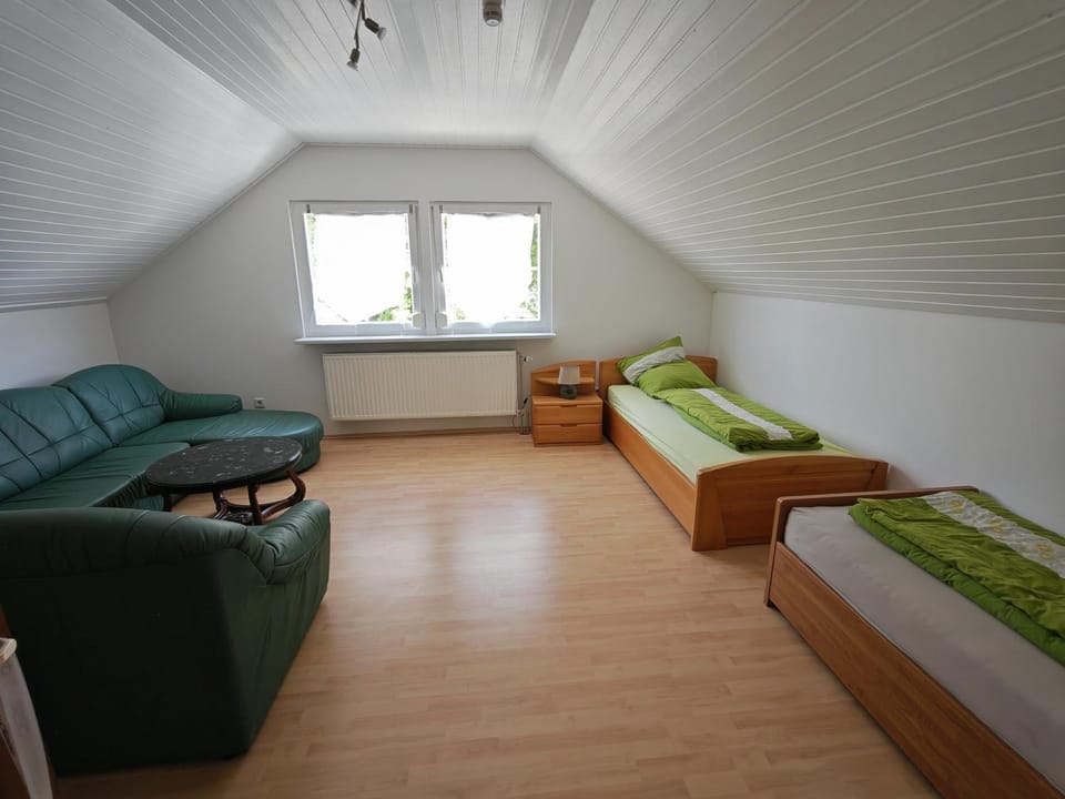 Bed, Photo of the whole room, Seating area
