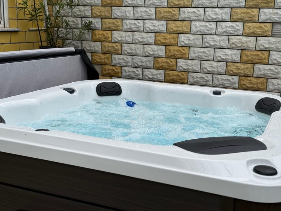 Hot Tub, Hot Tub
