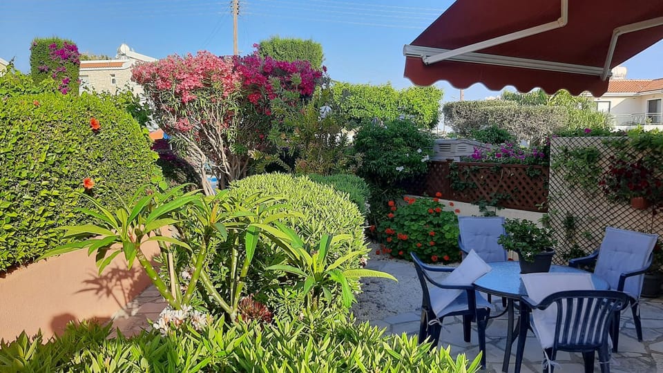 Patio, Day, Garden, Dining area, Garden view