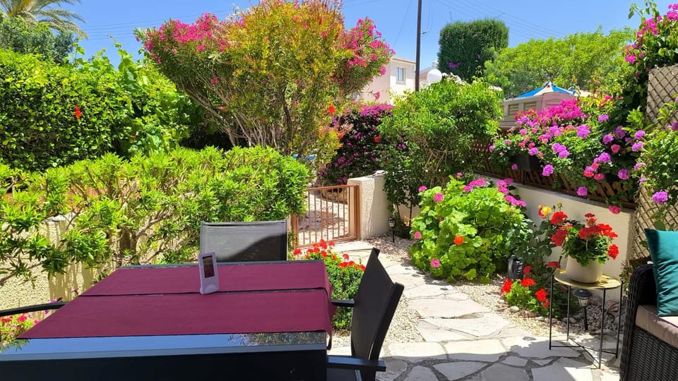 Eva Gardens Corner House with Pool and Garden near Coral Bay House in Peyia
