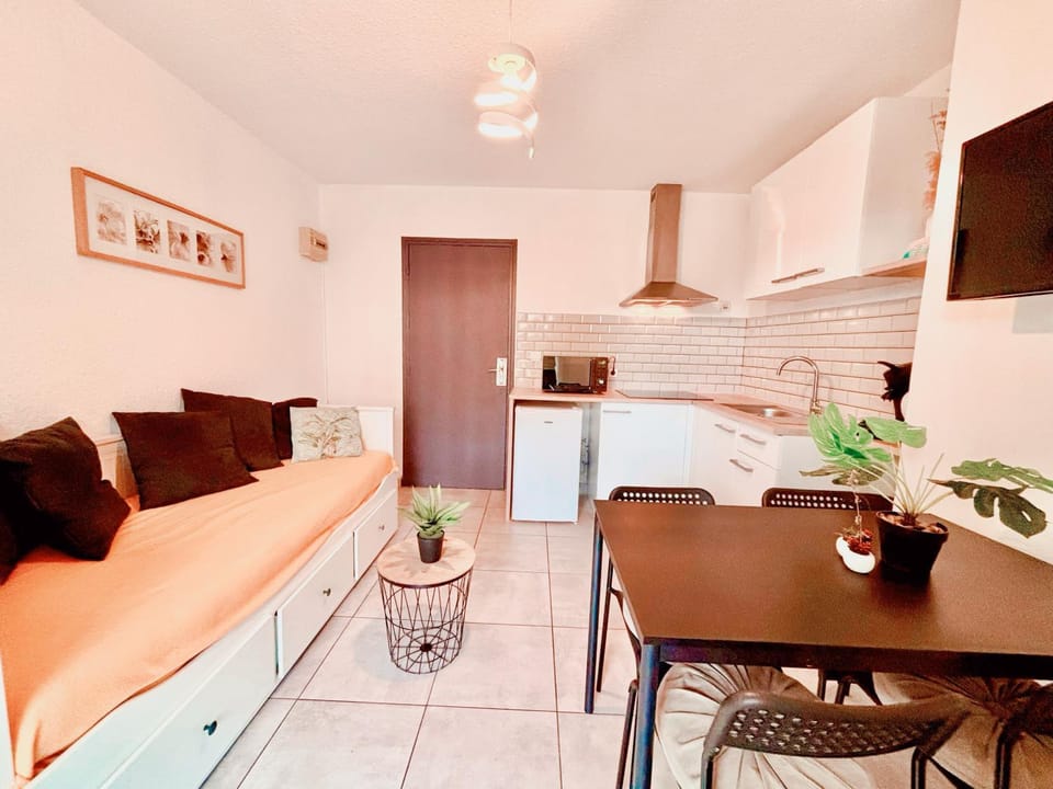 Garden, Living room, internet, air conditioner