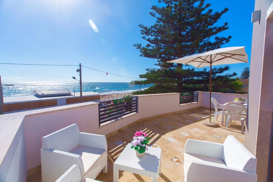 Natural landscape, View (from property/room), Balcony/Terrace, Dining area, Sea view