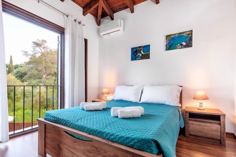 Bedroom, Inner courtyard view, locker, air conditioner