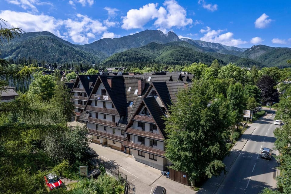 Property building, Neighbourhood, Mountain view