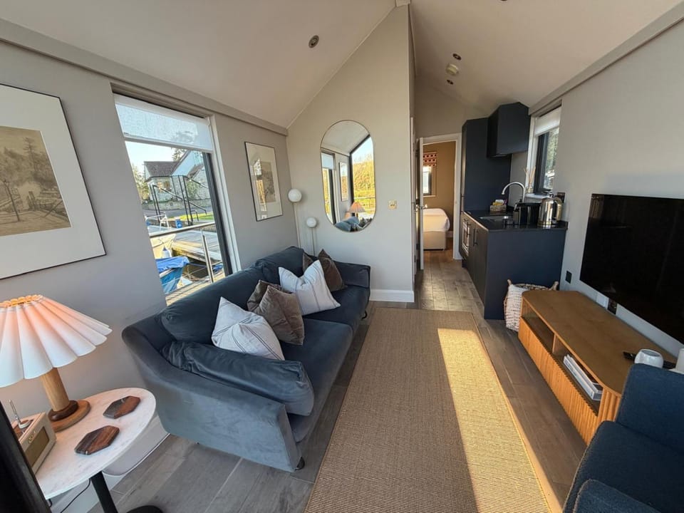 Communal lounge/ TV room, TV and multimedia, Living room