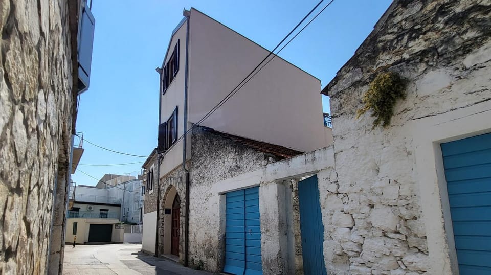 Facade/entrance, Off site