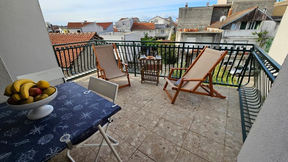 Balcony/Terrace, Seating area, Quiet street view, sunbed