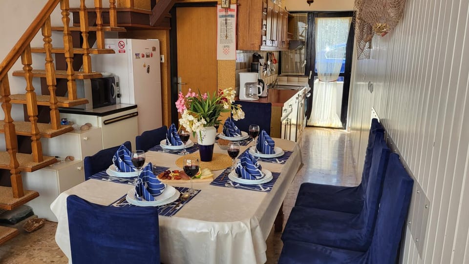 Dining area, kitchen