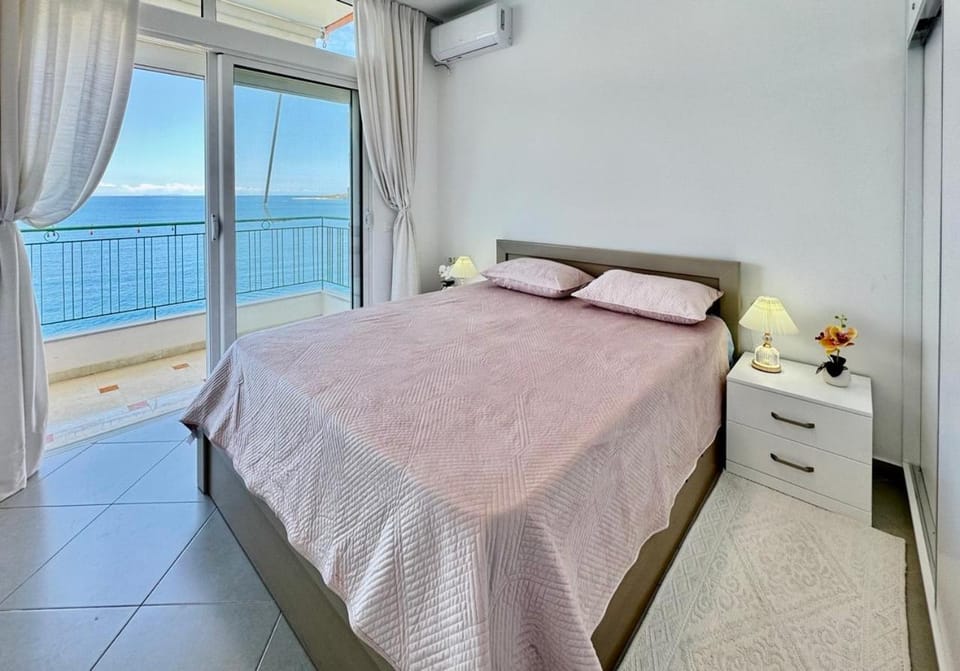 Bed, Natural landscape, Photo of the whole room, Bedroom, Sea view, air conditioner