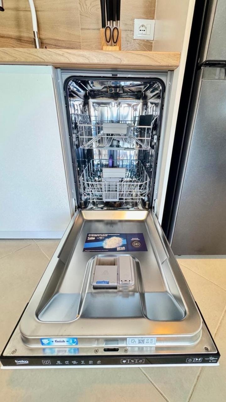 Kitchen or kitchenette, dishwasher