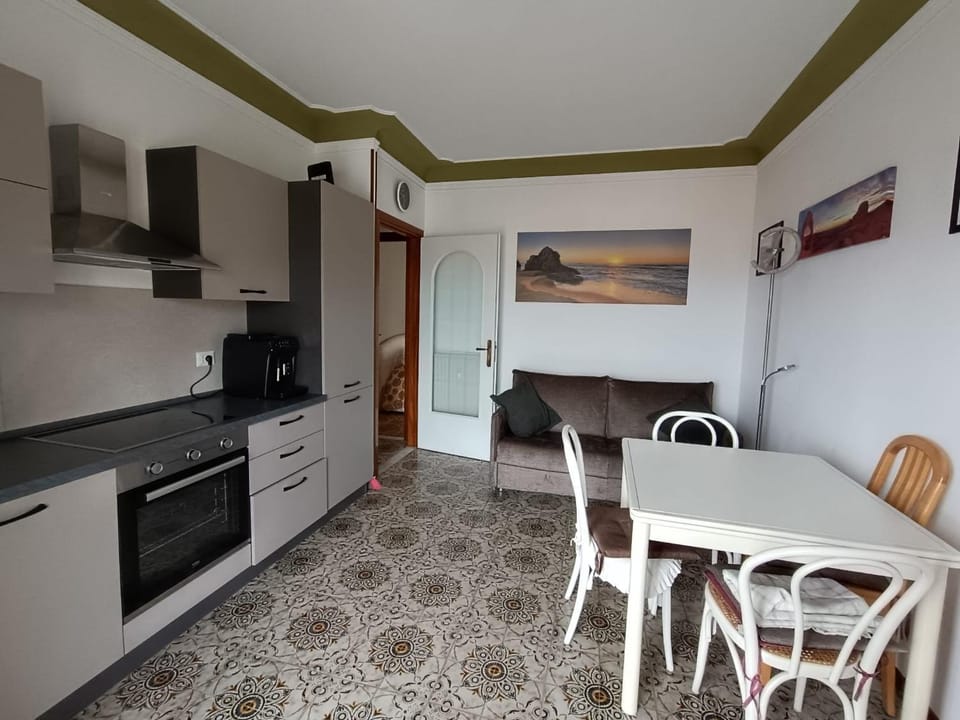 Kitchen or kitchenette, Seating area, oven, stove