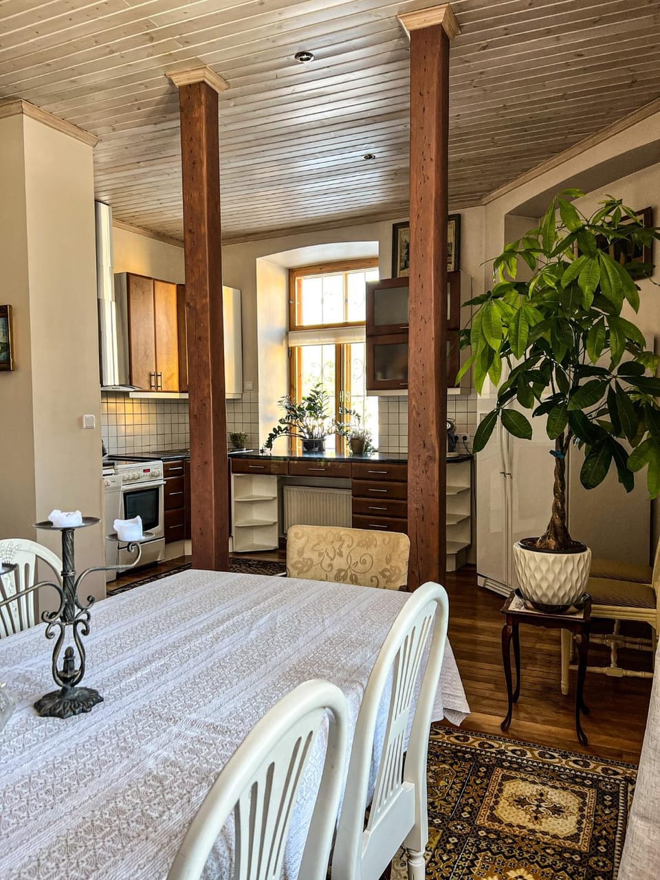 Kitchen or kitchenette, Dining area