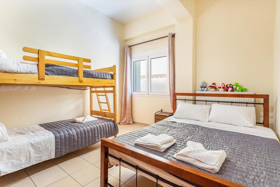 Bed, Photo of the whole room, Bedroom, bunk bed, towels