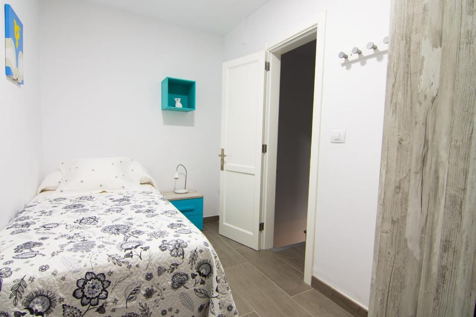 Bed, TV and multimedia, Photo of the whole room