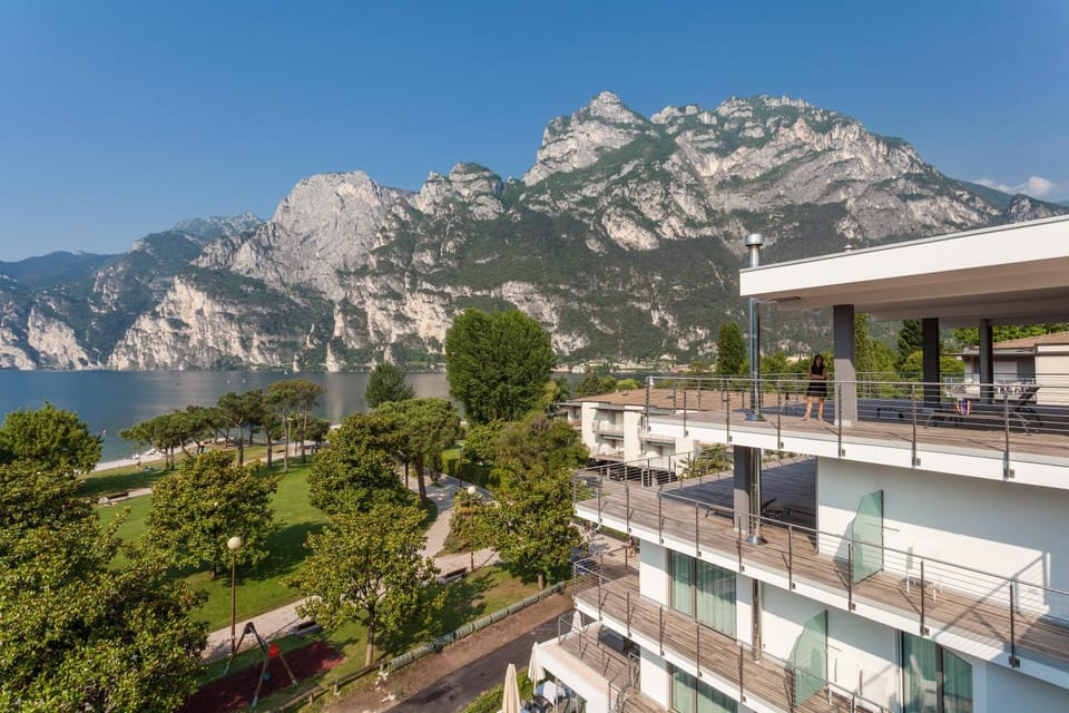 Property building, Bird's eye view, Balcony/Terrace, Lake view