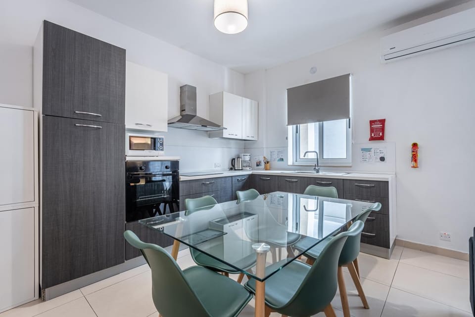 Coffee/tea facilities, microwave, oven, stove, kitchen, air conditioner