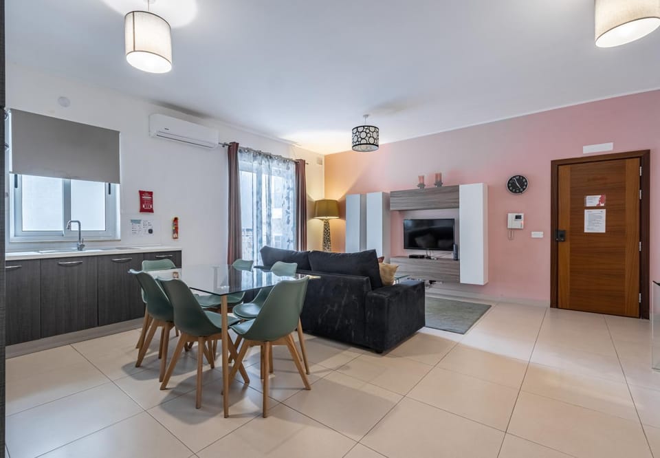 TV and multimedia, Living room, Seating area, Dining area, air conditioner