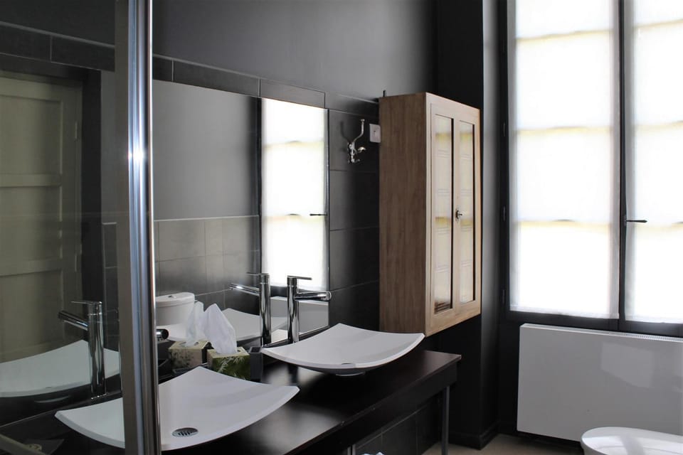 Toilet, towels