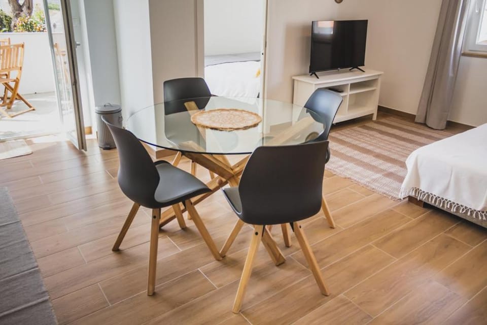 Living room, Seating area, Dining area