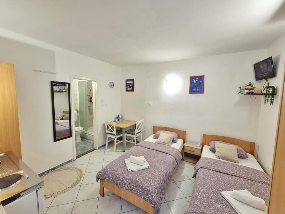 Bed, TV and multimedia, Photo of the whole room, Seating area, Bedroom