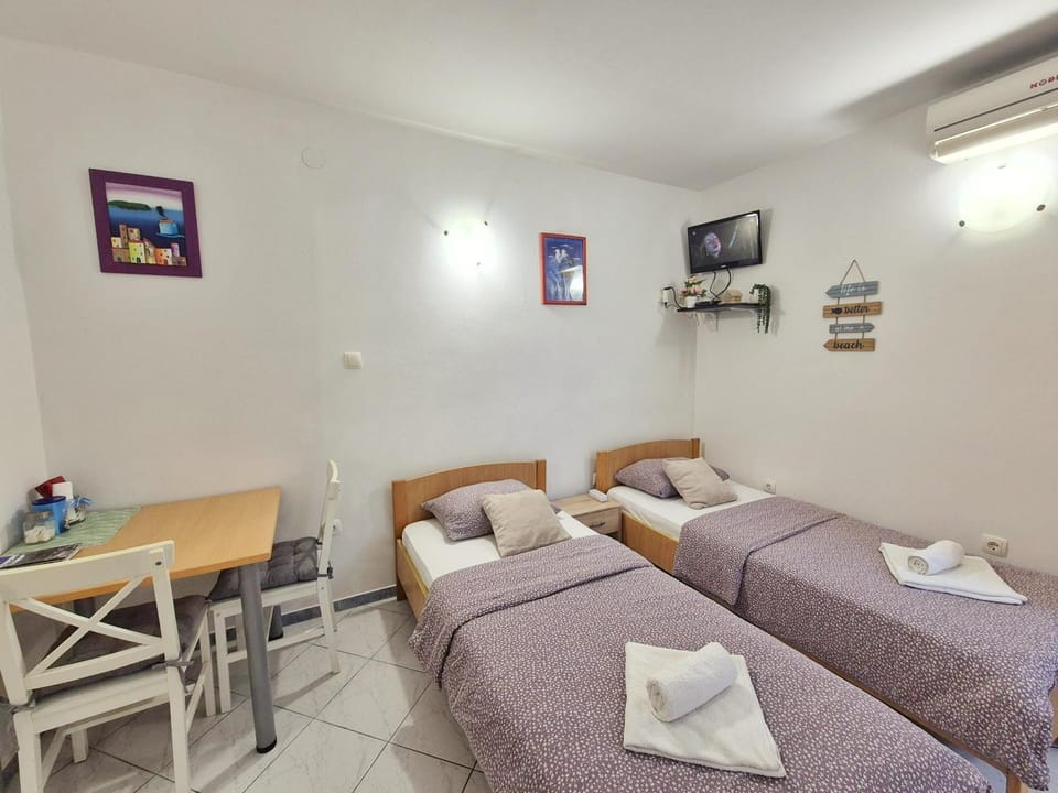 Bed, TV and multimedia, Photo of the whole room, Seating area, Bedroom