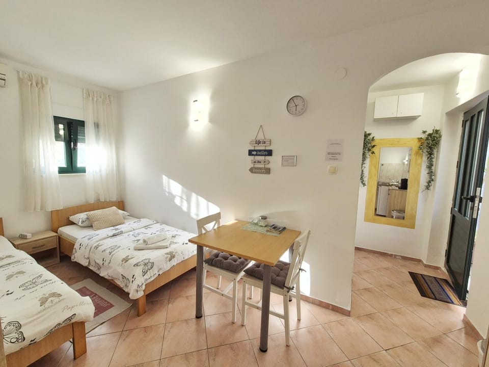 Bed, Seating area, Dining area, Bedroom