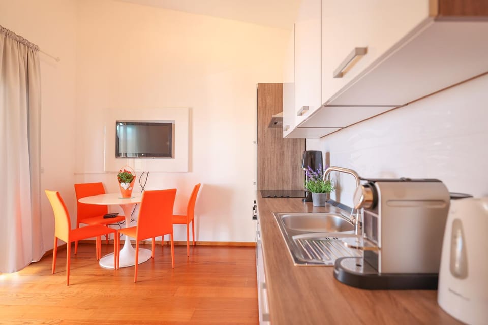 TV and multimedia, Coffee/tea facilities, Kitchen or kitchenette, Living room, Seating area